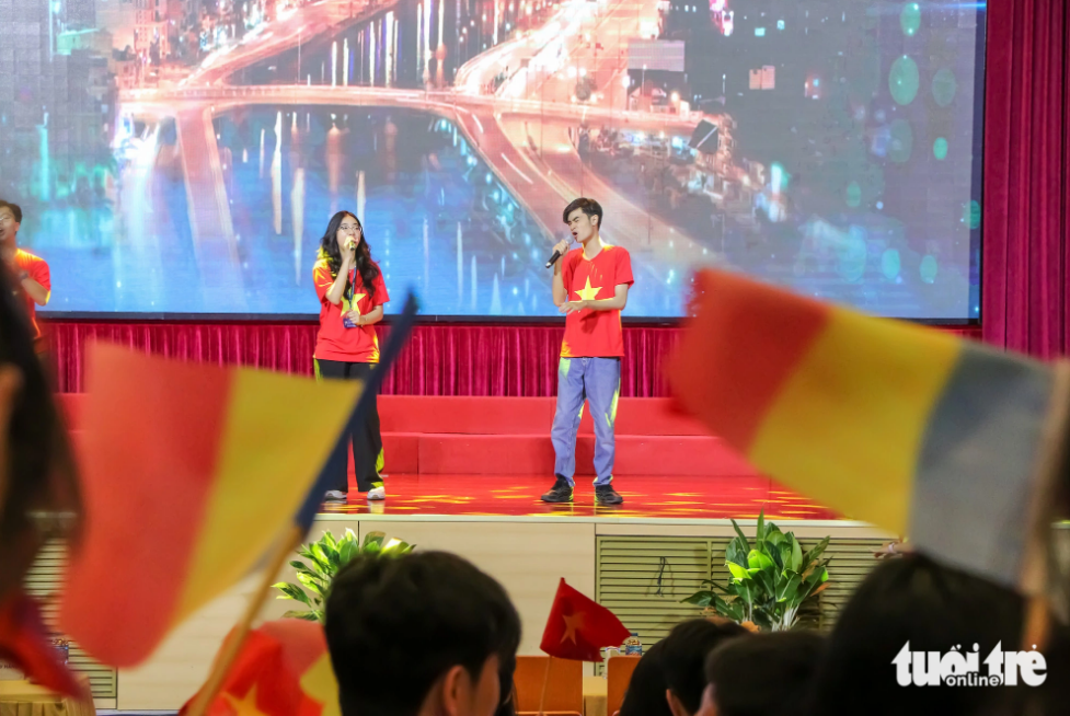 Students from the Vietnam National University, Hanoi sing at the opening ceremony of Vietnam Summer Camp 2023 on July 20, 2023. Photo: Duy Linh / Tuoi Tre