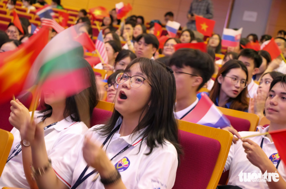 Overseas Vietnamese youths participate in the opening ceremony of Vietnam Summer Camp 2023 on July 20, 2023. Photo: Duy Linh / Tuoi Tre