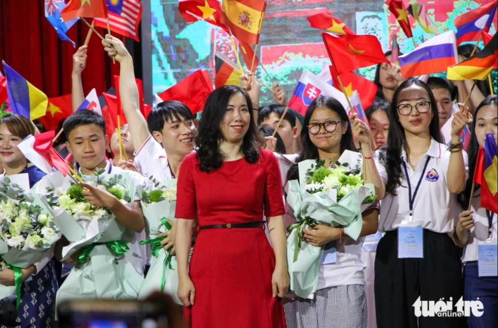 Deputy Minister of Foreign Affairs Le Thi Thu Hang gives flowers to representatives at the opening ceremony of the Vietnam Summer Camp 2023 on July 20, 2023. Photo: Duy Linh / Tuoi Tre