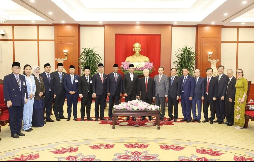 Top officials from Vietnam and Malaysia pose for a photo after a meeting between Vietnamese Party chief Nguyen Phu Trong and Malaysian Prime Minister Anwar Ibrahim on July 20, 2023. Photo: Vietnam News Agency