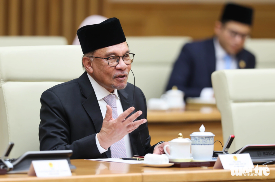 Malaysian Prime Minister Anwar Ibrahim speaks with his Vietnamese counterpart PM Chinh. Photo: Nguyen Khanh / Tuoi Tre