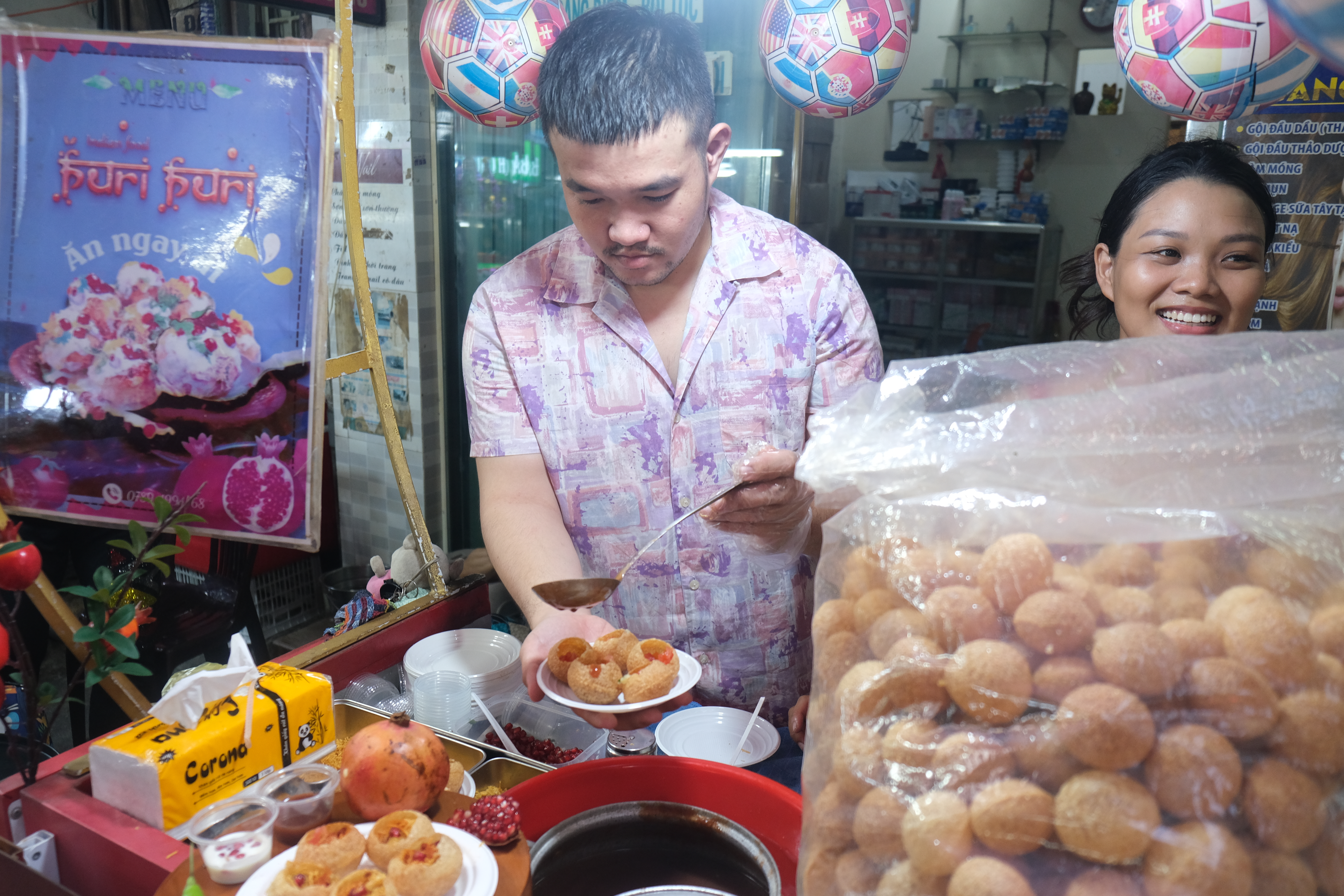 Staff makes panipuri at a stall on Ho Thi Ky Food Street in Ho Chi Minh City. Photo: Ngoc Phuong / Tuoi Tre News