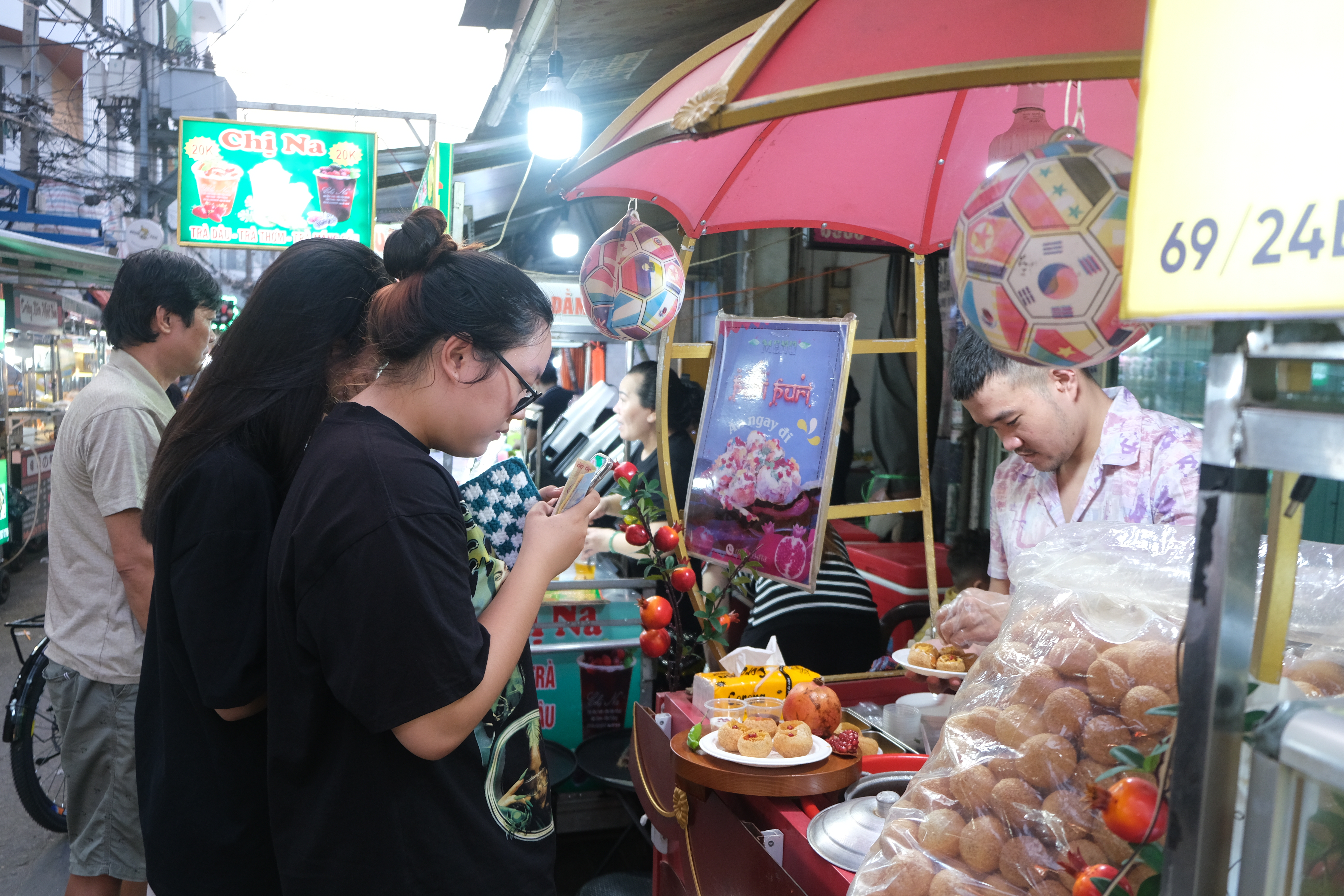 Vistors to Ho Thi Ky Food Street in Ho Chi Minh City try panipuri at Hung's stall. Photo: Ngoc Phuong / Tuoi Tre News