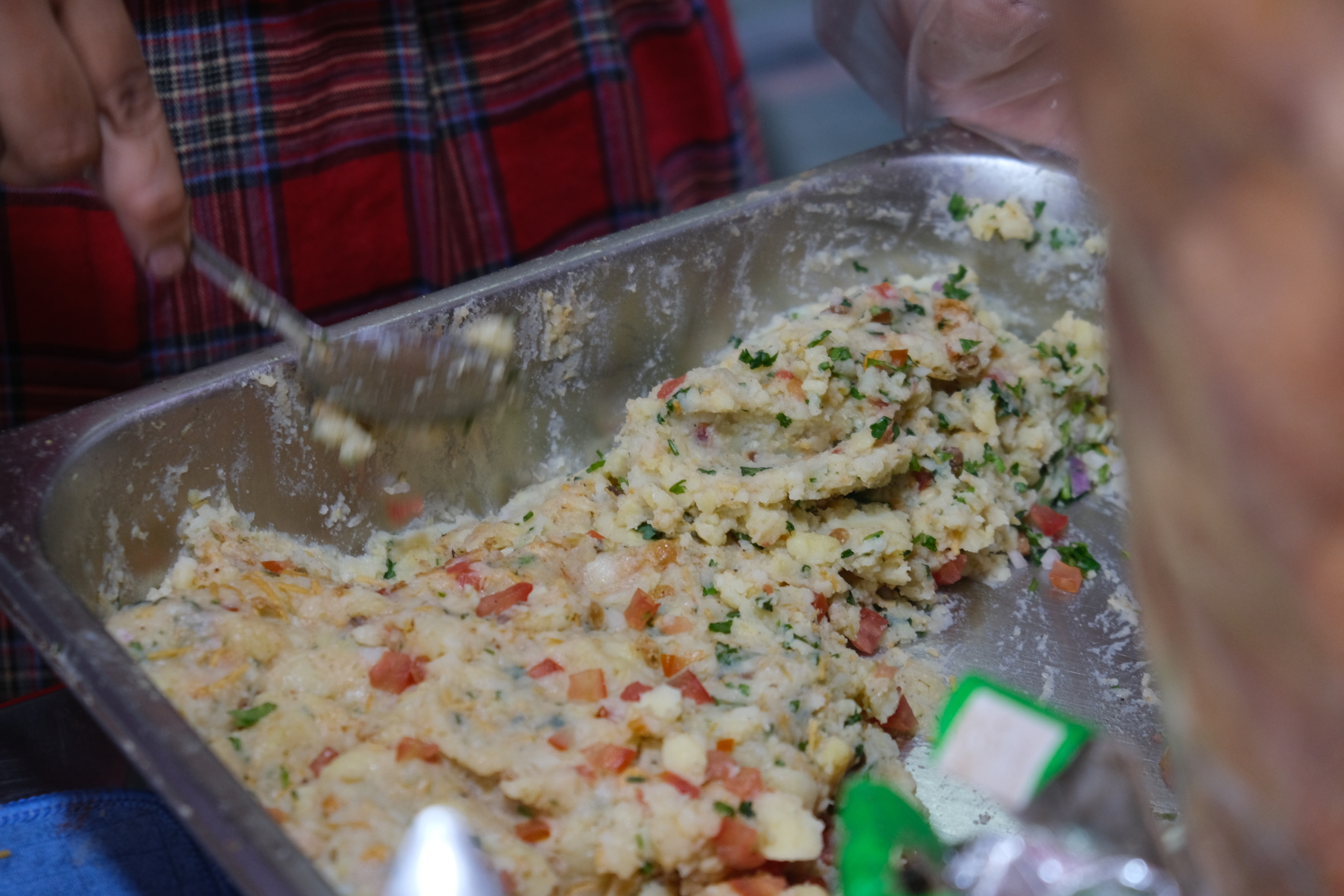 The filling is a mix of mashed potato, tomato, shallot, and Indian spices. Photo: Ngoc Phuong / Tuoi Tre News