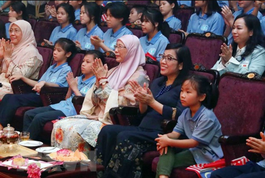 Vietnamese Prime Minister Pham Minh Chinh’s spouse Le Thi Bich Tran (right, 2nd), and the Malaysian prime minister’s spouse Dato’ Seri Dr. Wan Azizah binti Dr. Wan Ismail (right, 3rd) enjoy a water puppet show at the Vietnam Contemporary Art Theater in Hanoi on July 20, 2023. Photo: Vietnam News Agency
