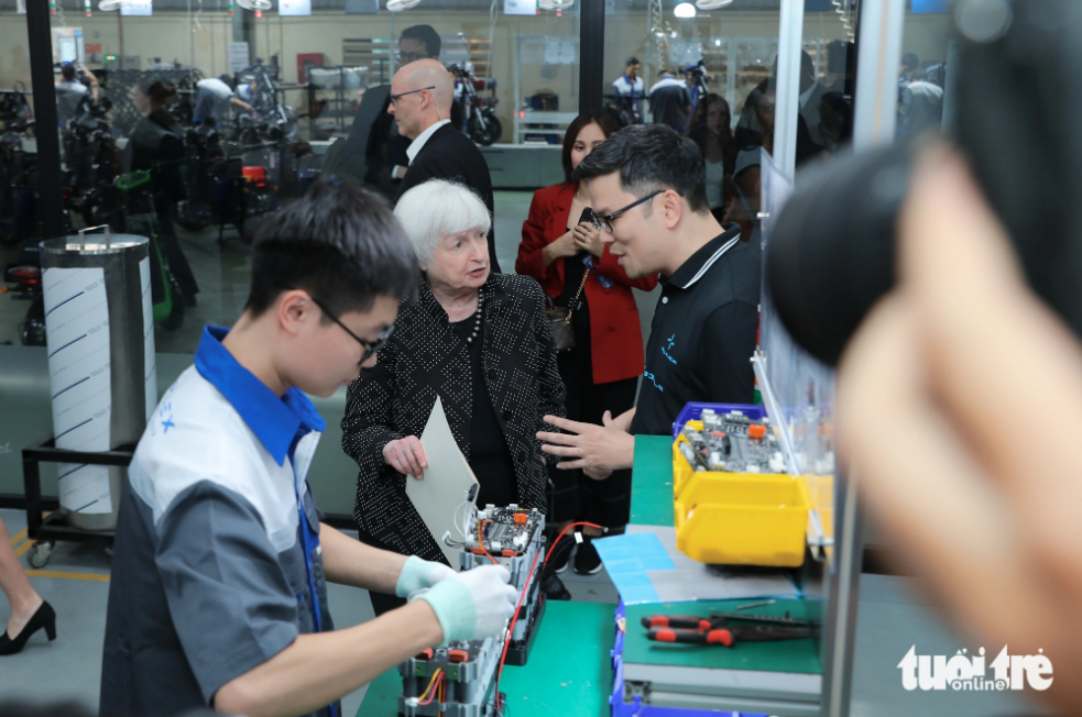 Nguyen Huu Phuoc Nguyen, founder of Selex Motors, introduces an electric motorbike production and assembly line at the Selex factory. Photo: Danh Khang / Tuoi Tre