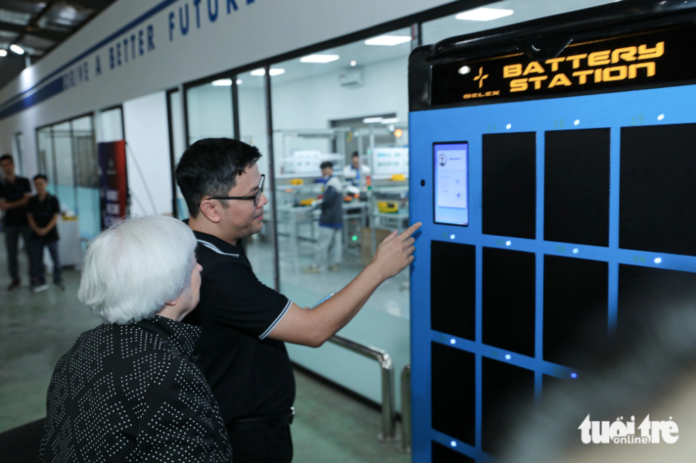 U.S. Treasury Secretary Yellen visits the Selex factory to learn about electric scooter production and assembly lines. Photo: Danh Khang / Tuoi Tre