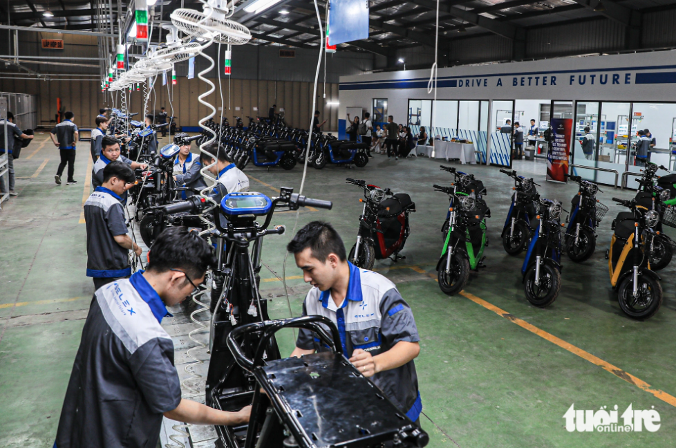 Advanced technology is applied to the production line at Selex. Photo: Danh Khang / Tuoi Tre