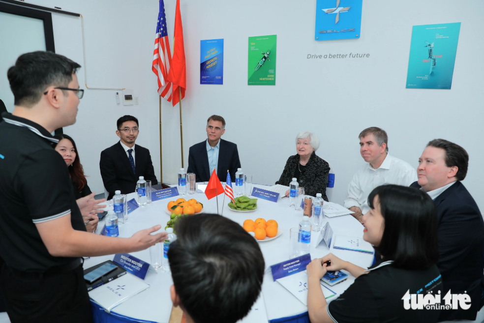 A representative of Selex Motors (standing) meets with U.S. Treasury Secretary Yellen and other American officials. Selex stands for Smart Electric Vehicles X. Photo: Danh Khang / Tuoi Tre