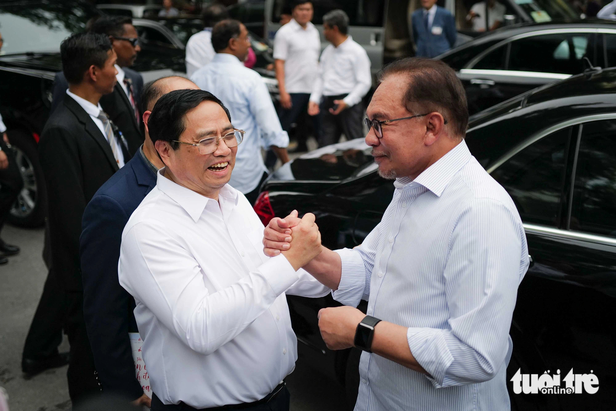 Malaysian Prime Minister Anwar Ibrahim (R) shakes hands with his Vietnamese counterpart Pham Minh Chinh (L) for his warm reception for the top Malaysian official during his two-day visit to Vietnam from Thursday to Friday. Photo: Nguyen Khanh / Tuoi Tre