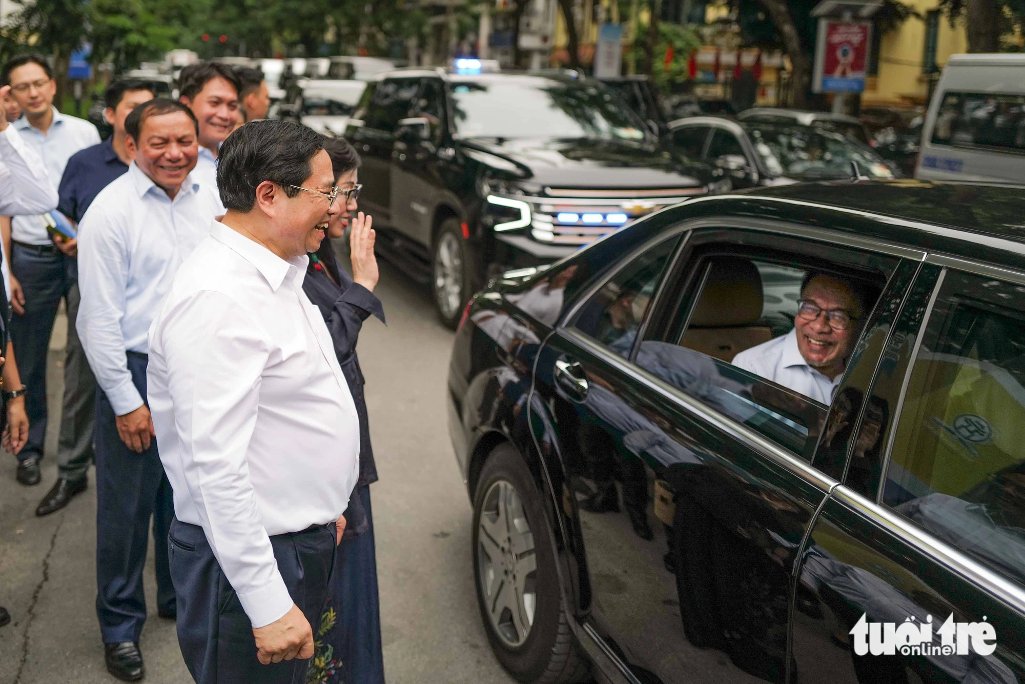 Before leaving, Malaysian Prime Minister Anwar Ibrahim invited Vietnamese Prime Minister Pham Minh Chinh and his spouse to visit Malaysia on the nearest day. Photo: Nguyen Khanh / Tuoi Tre