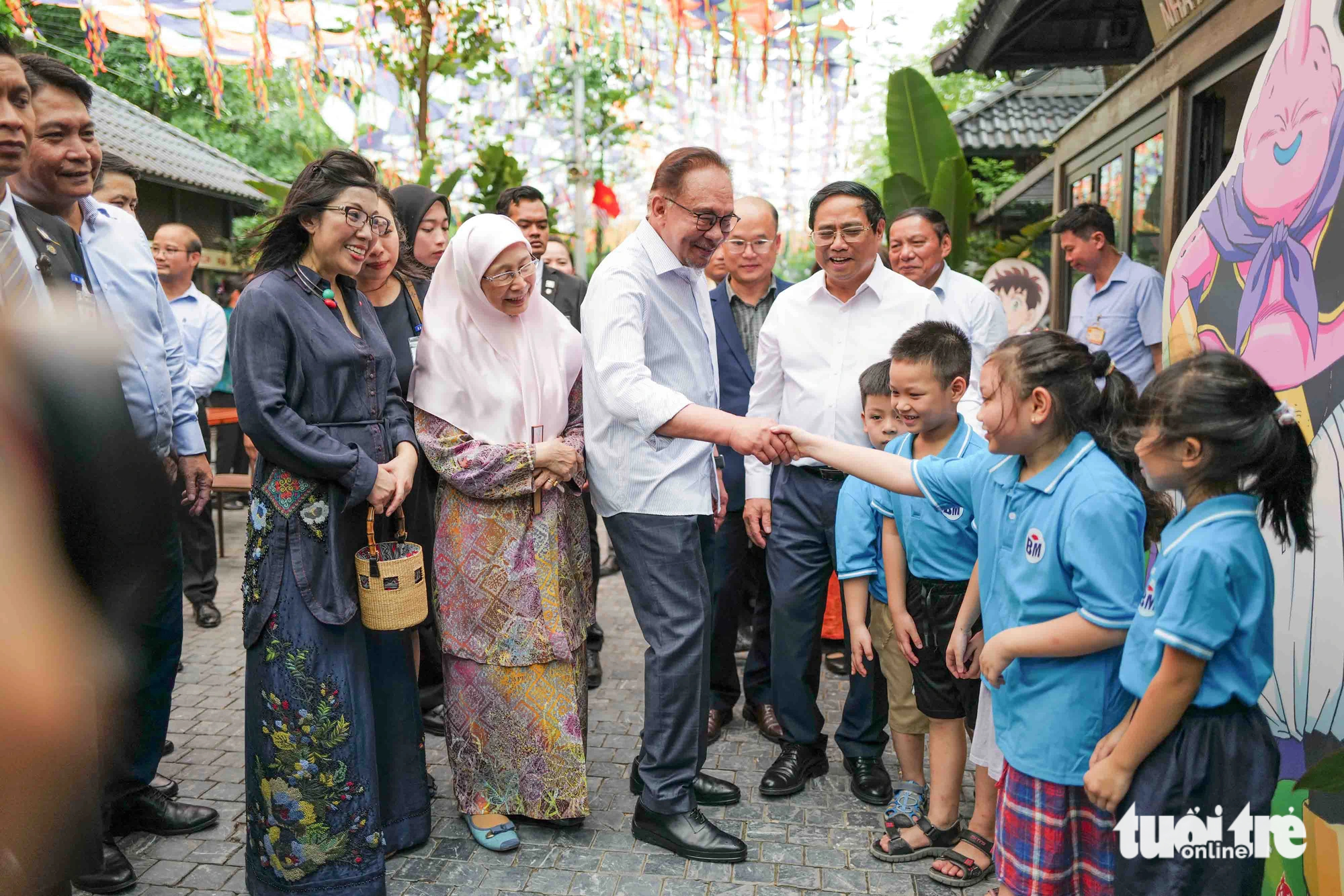Malaysia’s Prime Minister Anwar Ibrahim shakes hands with a Vietnamese student at the 19-12 book street in Hanoi, July 21, 2023. Photo: Nguyen Khanh / Tuoi Tre