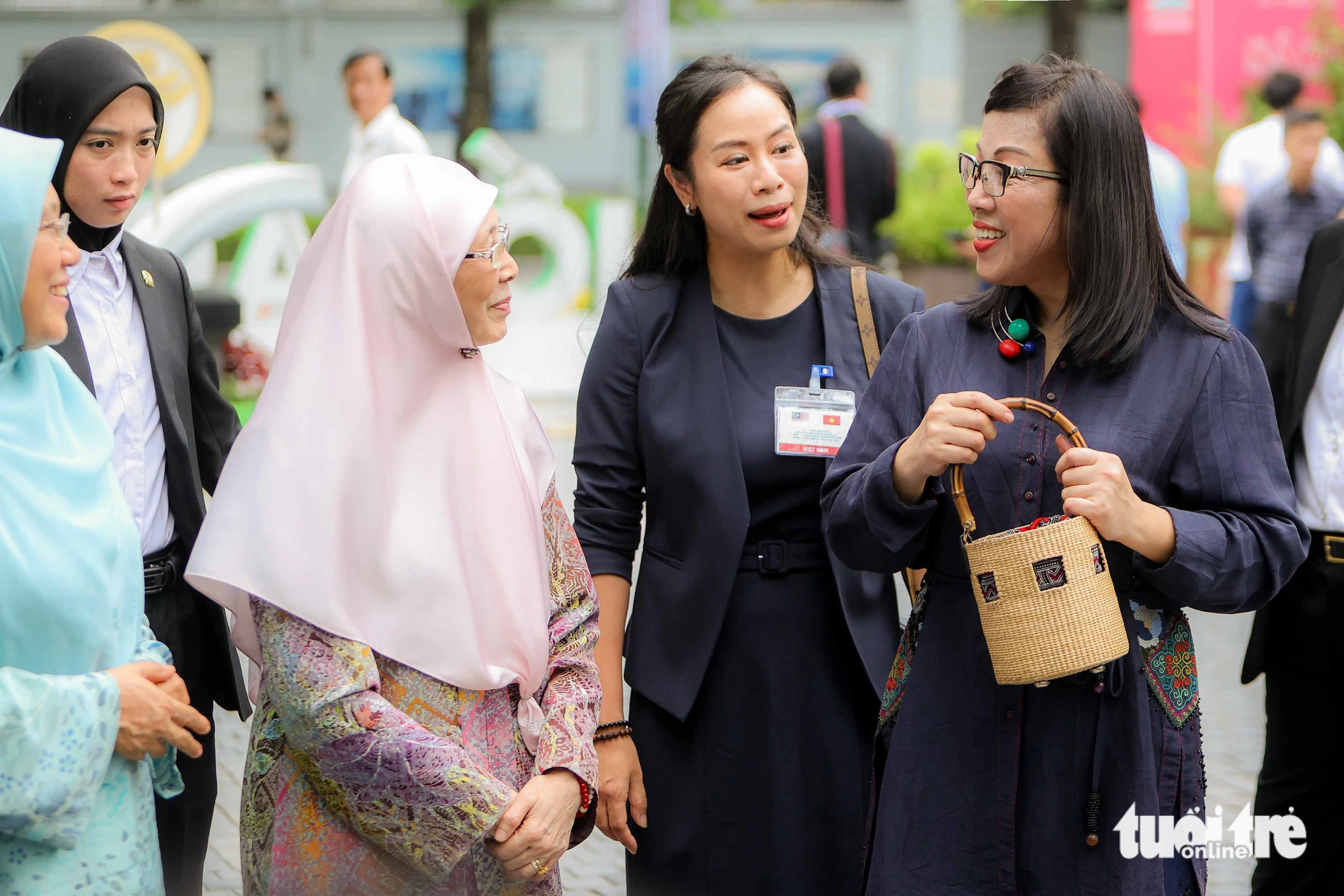 Vietnamese Prime Minister Pham Minh Chinh’s spouse Le Thi Bich Tran is seen briefing Malaysian Prime Minister Anwar Ibrahim’s spouse Dato' Seri Dr. Wan Azizah Binti Wan Ismail on a bag made of water hyacinth, bamboo, and Vietnamese brocade. Photo: Nguyen Khanh / Tuoi Tre