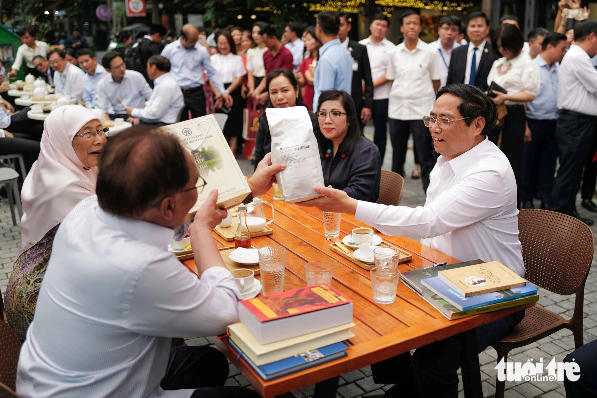 PM Chinh gifts PM Ibrahim a pack of Vietnamese coffee. Photo: Nguyen Khanh / Tuoi Tre