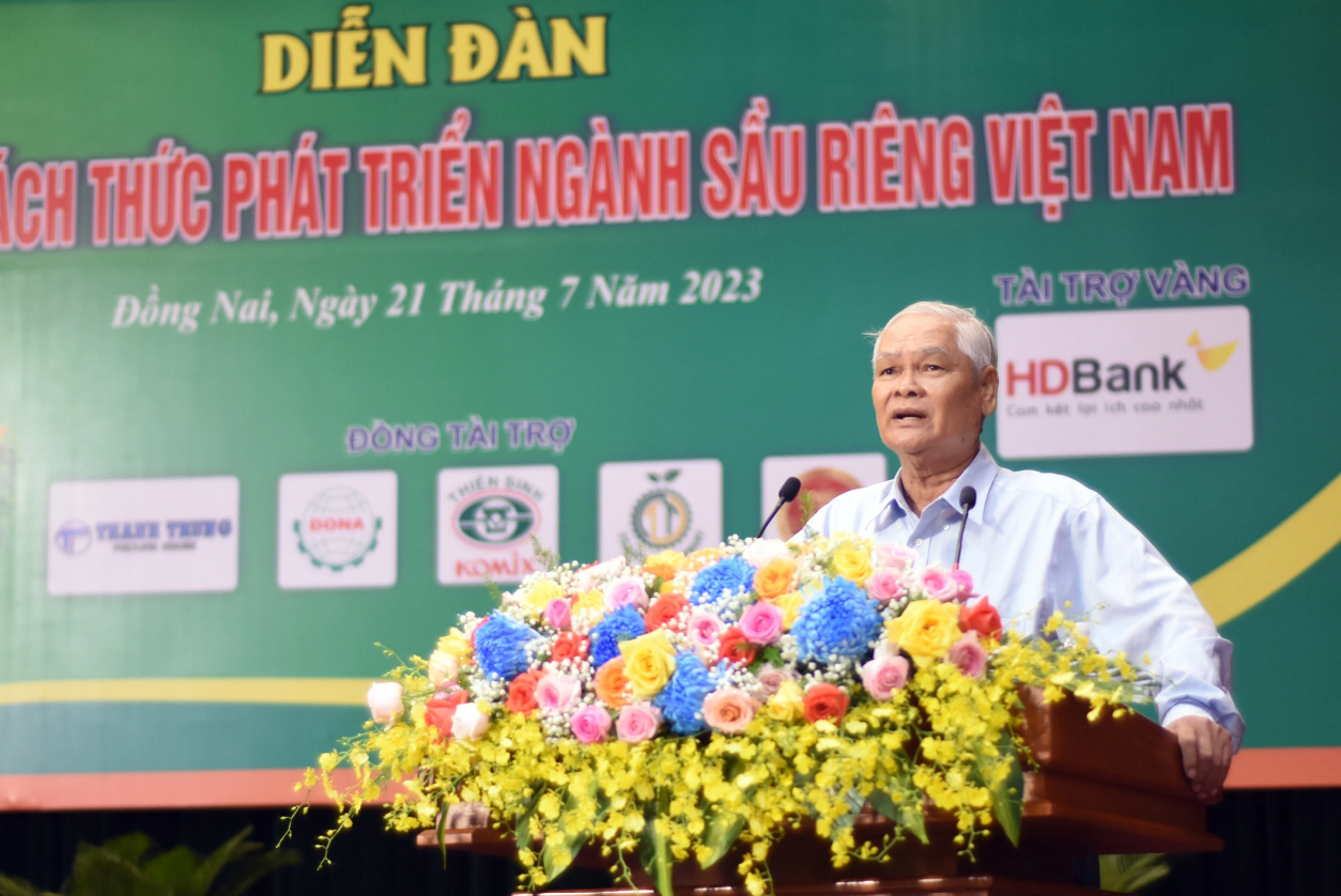 Prof. Dr. Tran Van Hau, former senior lecturer at Can Tho University, pinpoints some challenges facing the Vietnamese durian farming industry at the forum. Photo: A Loc / Tuoi Tre
