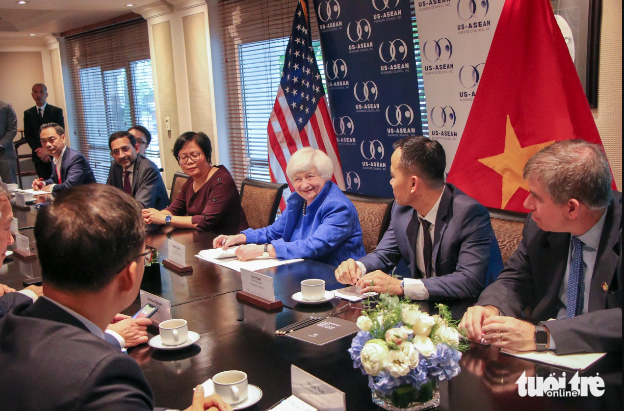 U.S. Secretary of Treasury Janet Yellen (in blue) meets with some representatives from American firms in Vietnam. Photo: Duy Linh / Tuoi Tre