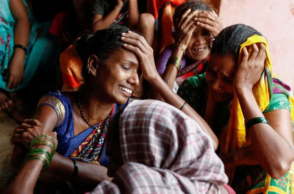 Women mourn the death of their relatives, after a landslide hit a village in Raigad, in the western Indian state of Maharashtra, India July 20, 2023. Photo: Reuters