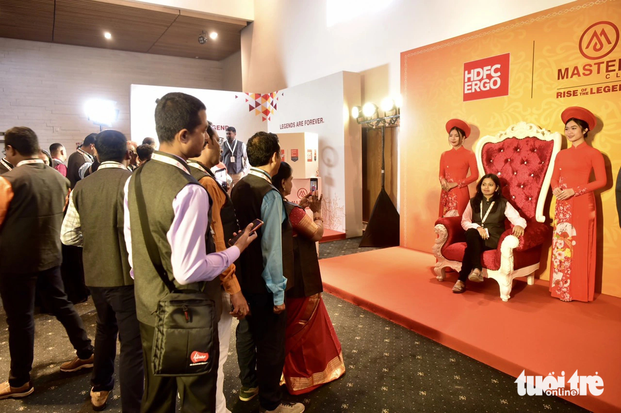 MICE tourists from India take photos at a photo booth before attending a conference in Ho Chi Minh City, July 22, 2023. Photo: T.T.D / Tuoi Tre