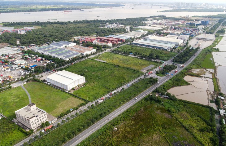 A road leading to the Phu My Bridge in Ho Chi Minh City. Photo: Chau Tuan / Tuoi Tre