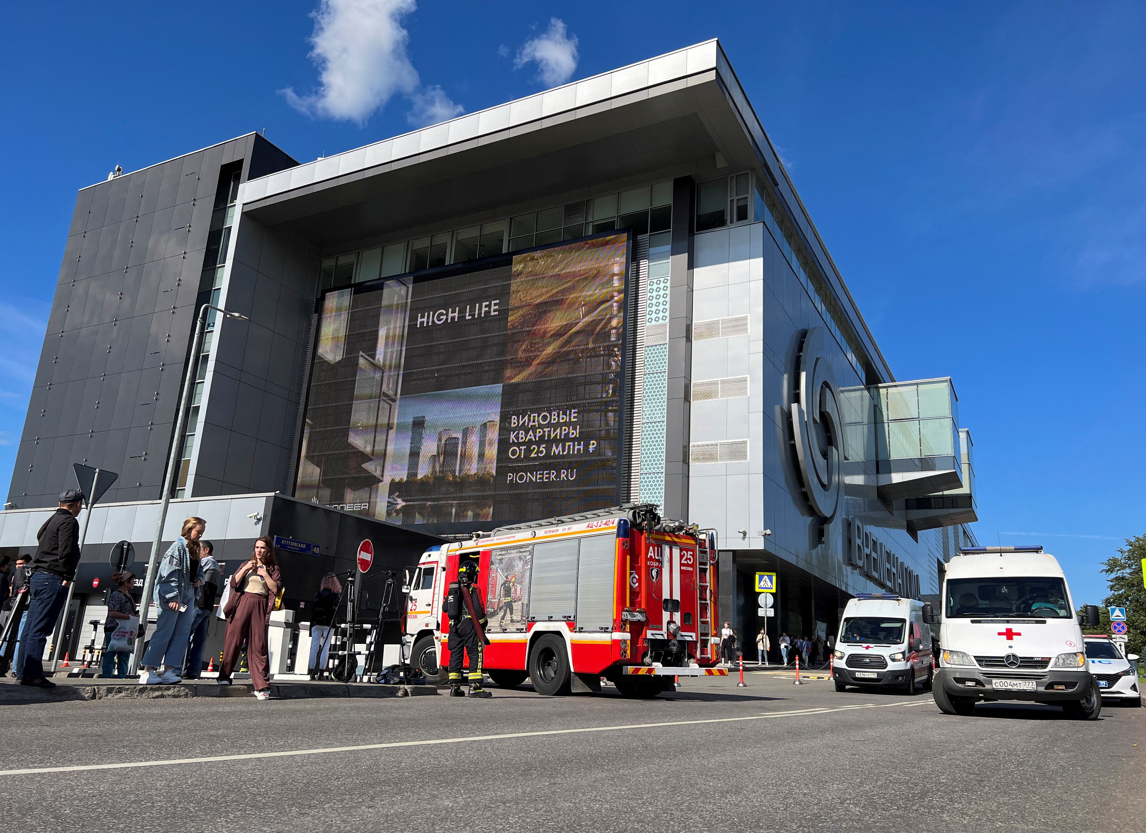 Emergency services vehicles are parked outside the shopping mall Vremena Goda (The Seasons) following the burst of a pipe carrying boiling hot water in Moscow, Russia, July 22, 2023. Photo: Reuters