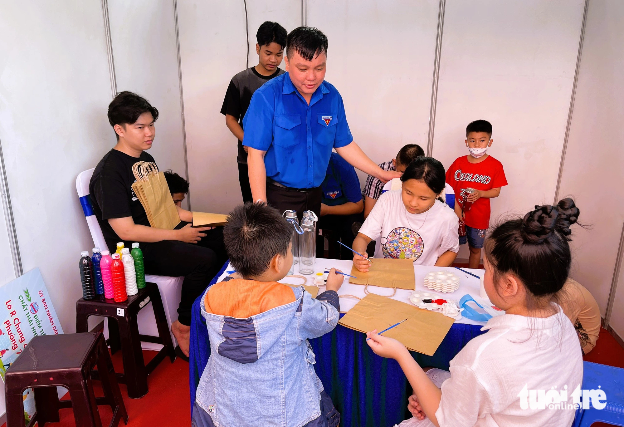 Local kids paint paper bags and receive reusable bottles as gifts at Environment Day held by authorities in District 10, Ho Chi Minh City, July 23, 2023. Photo: Tuoi Tre