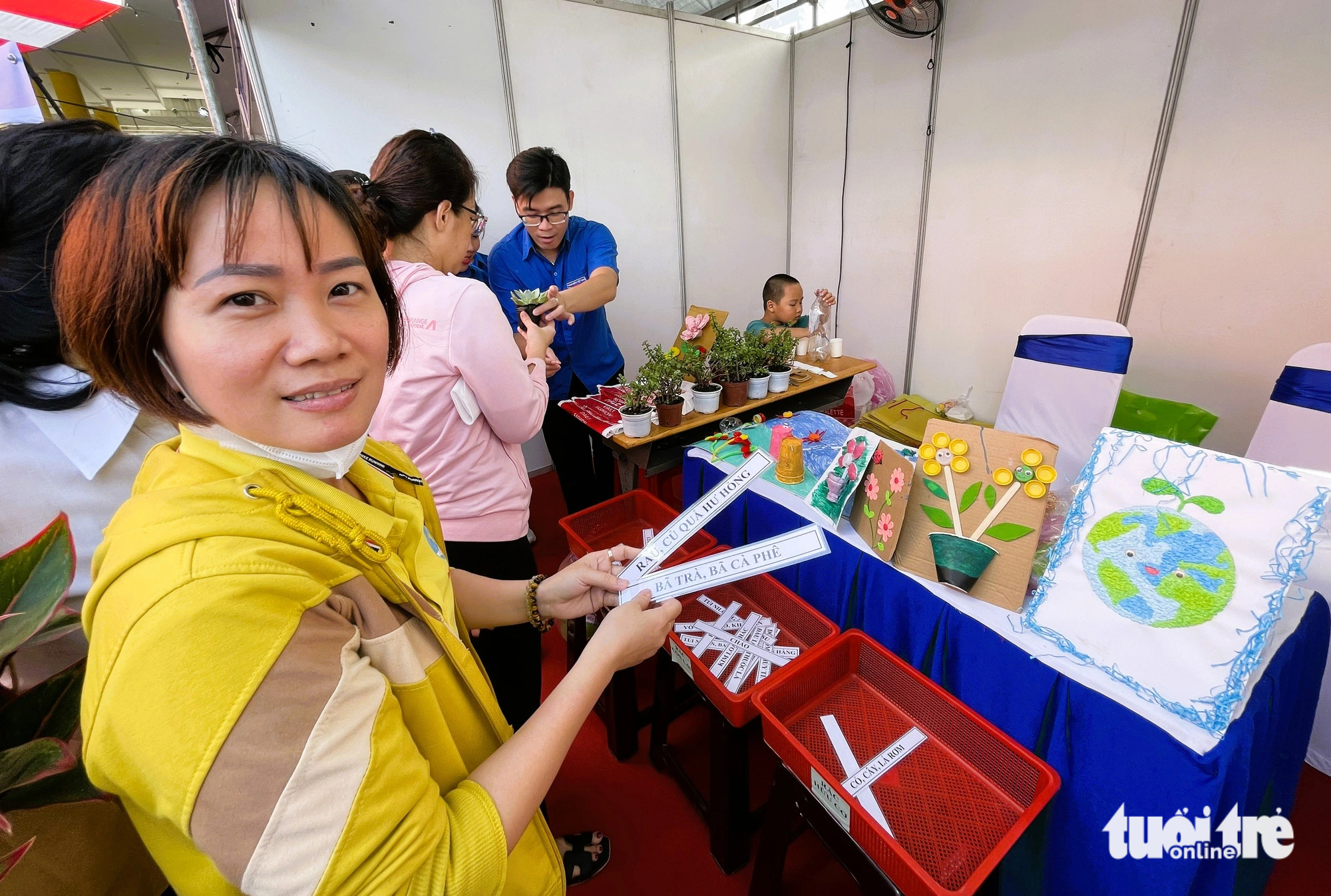 Local residents play games on waste classification at Environment Day held by authorities in District 10, Ho Chi Minh City, July 23, 2023. Photo: Tuoi Tre