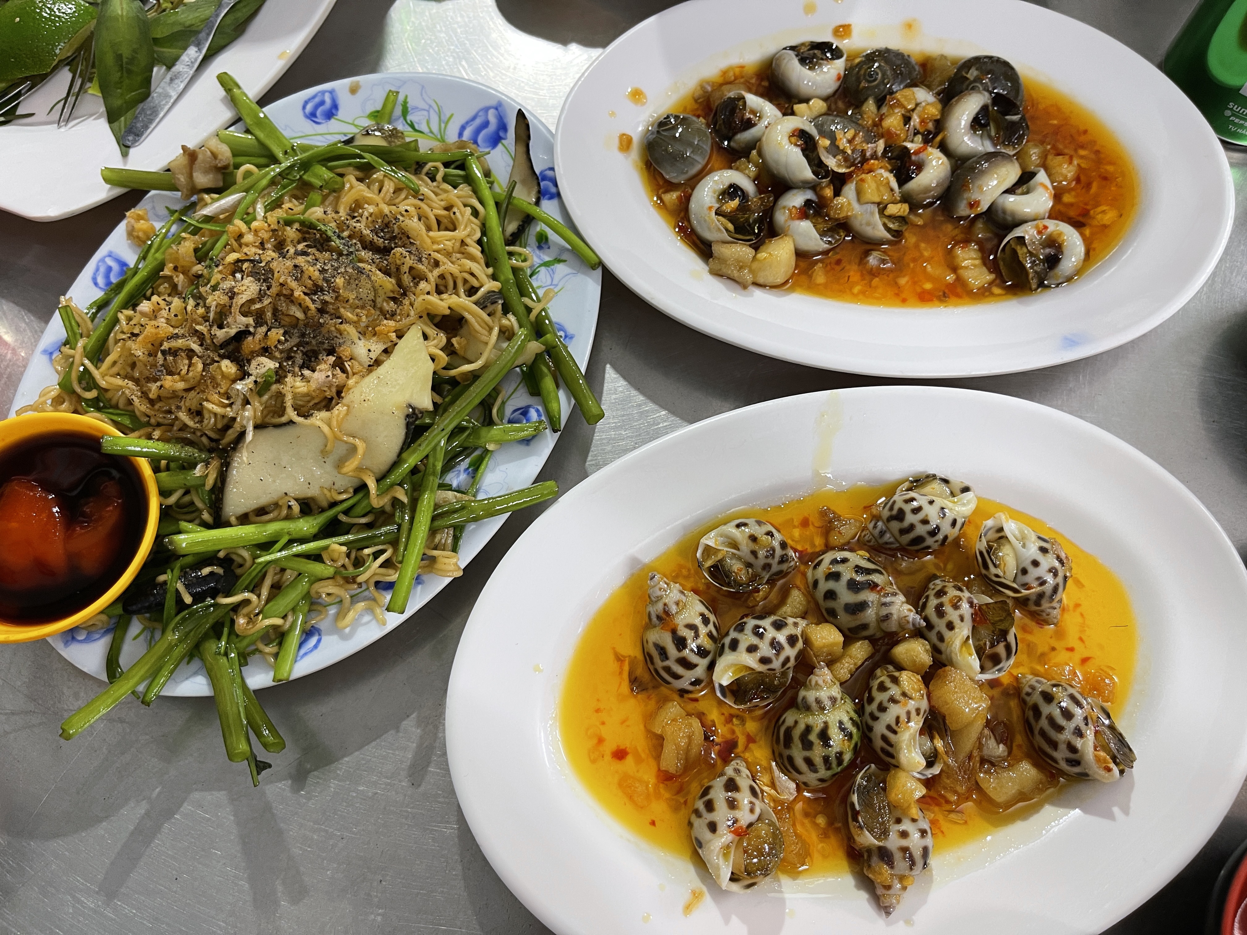 Shellfish dishes are served at an eatery in Phu Nhuan District, Ho Chi Minh City. Photo: Dong Nguyen / Tuoi Tre News