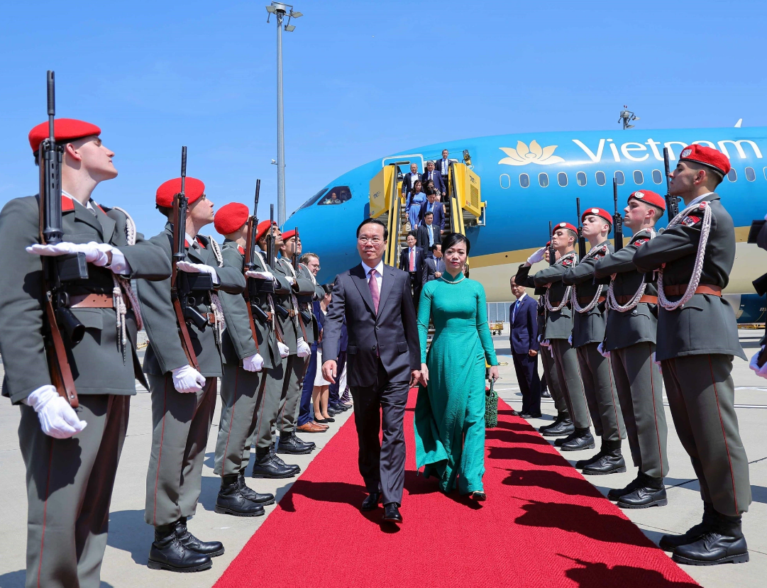 Vietnamese State President Vo Van Thuong (L) and his spouse Phan Thi Thanh Tam walk on a red carpet after arriving in Vienna. Photo: Vietnam News Agency