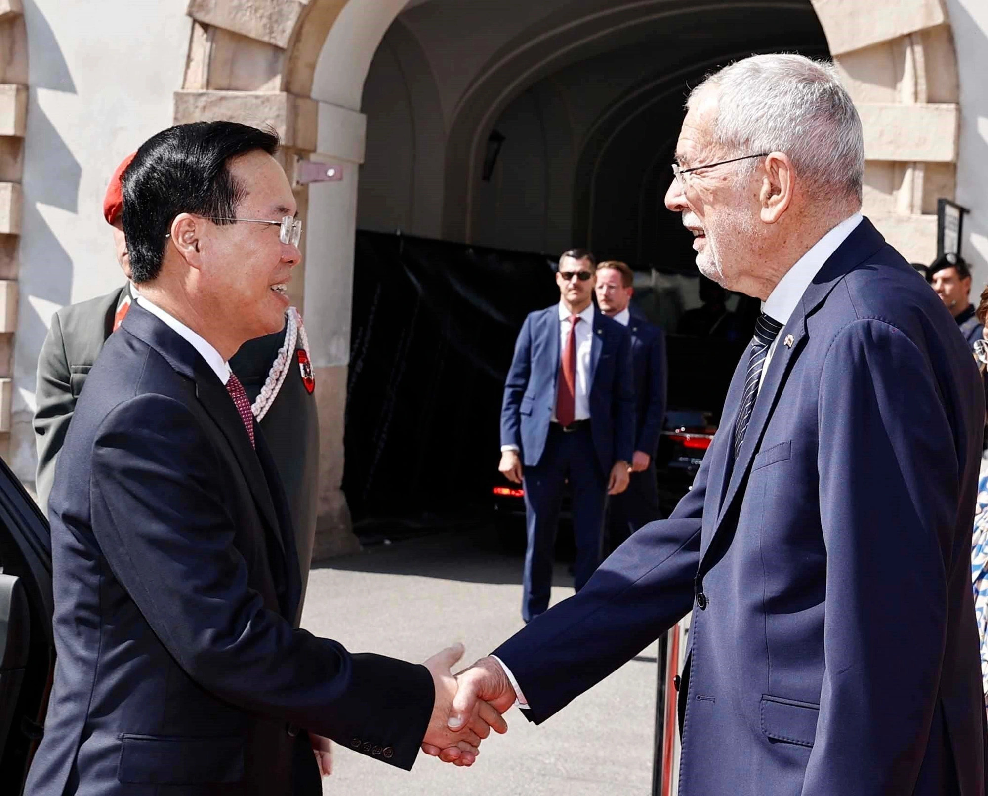 Austrian President Alexander Van der Bellen (R) shakes hands with his Vietnamese counterpart Vo Van Thuong at a welcome ceremony for the latter at the Hofburg Palace in Vienna, July 24, 2023. Photo: Vietnam News Agency