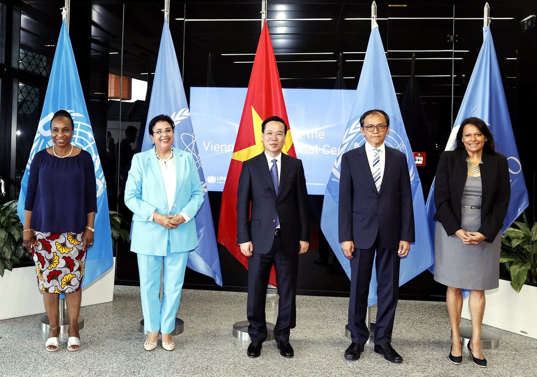Vietnamese State President Vo Van Thuong (C) poses for a photo with acting director general of the International Atomic Energy Agency Najat Mokhtar (L, 2nd), and leaders of the United Nations Office at Vienna, Austria, the United Nations Industrial Development Organization, and the Comprehensive Nuclear-Test-Ban Treaty Organization on July 24, 2023. Photo: Vietnam News Agency