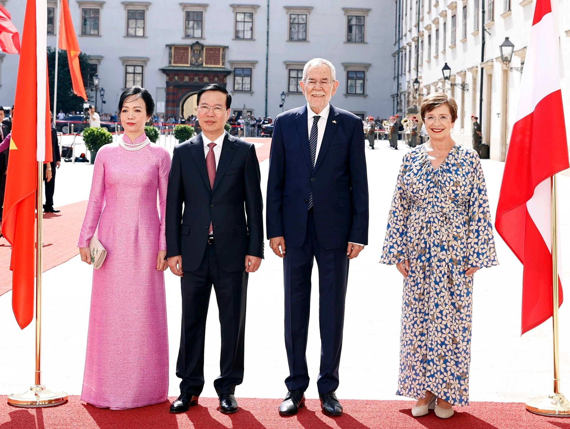 Vietnamese State President Vo Van Thuong’s Austria visit takes place after the two nations celebrated the 50th anniversary of their diplomatic ties in 2022. In this photo, President Thuong (L, 2nd), his Austrian counterpart Alexander Van der Bellen, and their spouses pose for a group photo at a welcome ceremony for the top Vietnamese official at the Hofburg Palace in Vienna, July 24, 2023. Photo: Vietnam News Agency