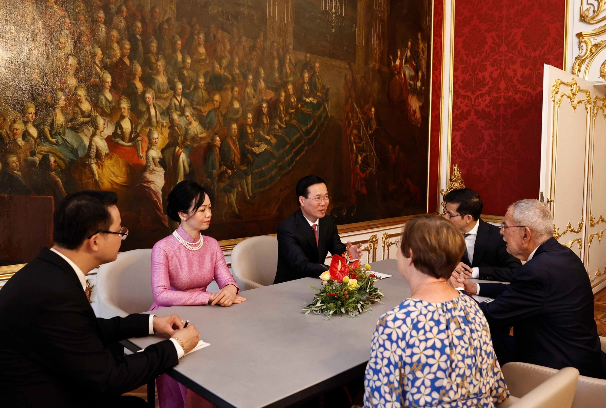 Vietnamese State President Vo Van Thuong, his Austrian counterpart Alexander Van der Bellen, and their spouses talk after the welcome ceremony at the Hofburg Palace in Vienna, July 24, 2023. Photo: Vietnam News Agency