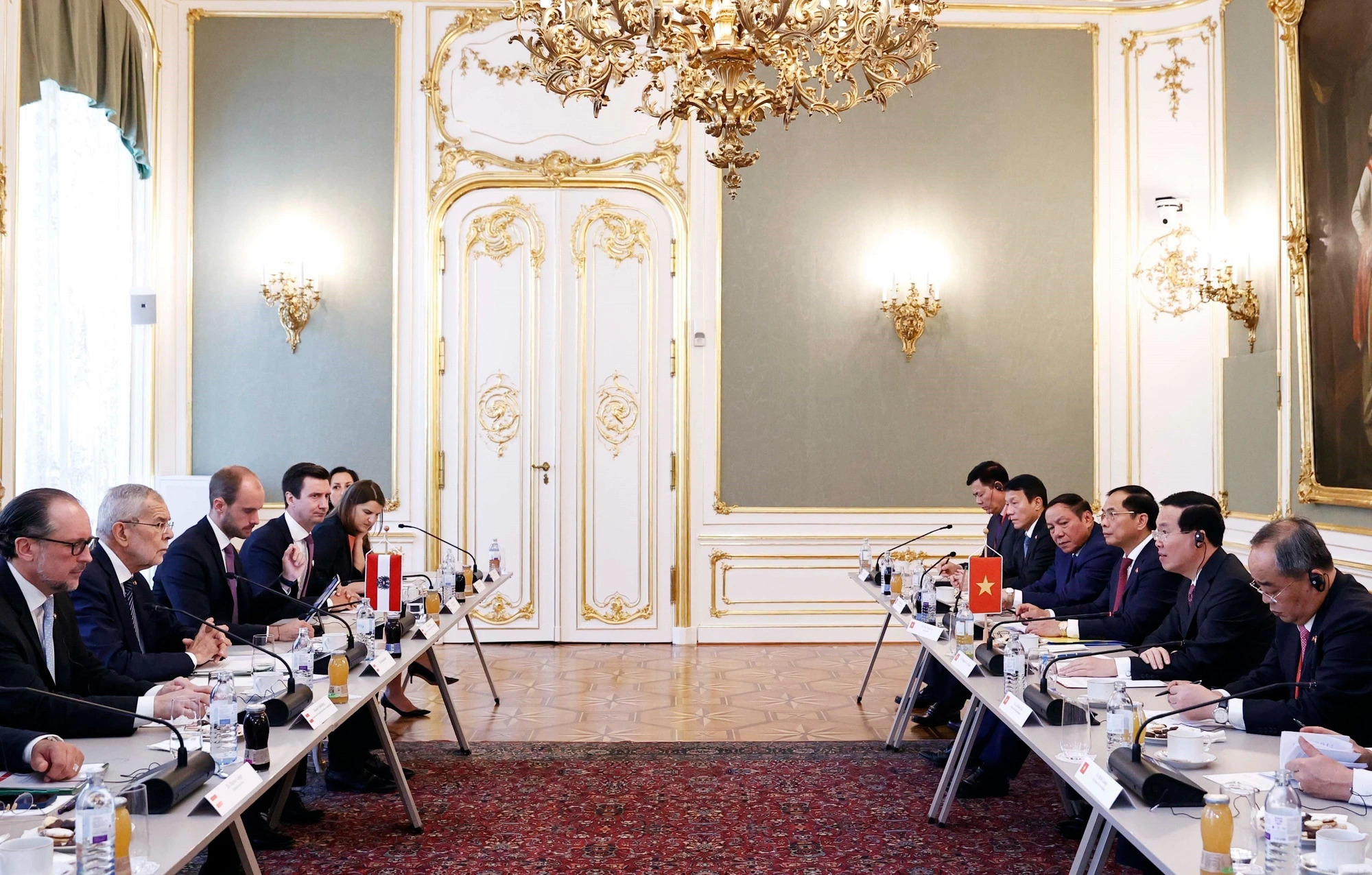 Vietnamese State President Vo Van Thuong and his Austrian counterpart Alexander Van der Bellen hold talks after the welcome ceremony at the Hofburg Palace in Vienna, July 24, 2023. Photo: Vietnam News Agency