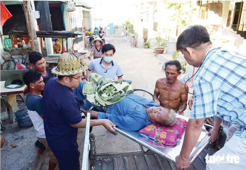 Local residents transport a patient to a station where the canoe is parked in Can Gio District, Ho Chi Minh City for further transport to a mainland hospital. Photo: Duyen Phan / Tuoi Tre