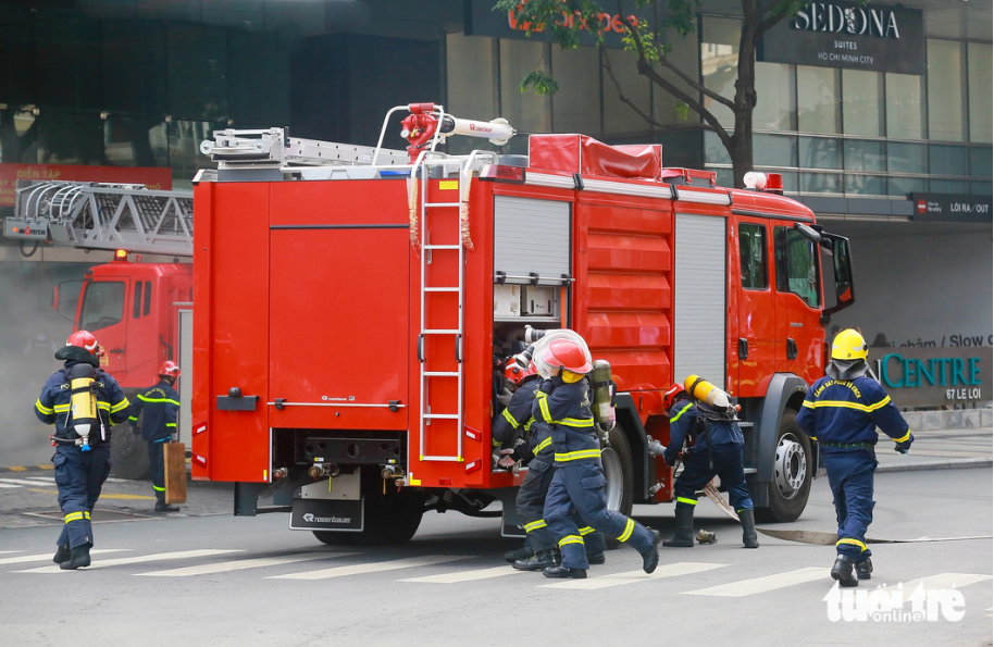 Many firefighters and vehicles are sent to the scene.