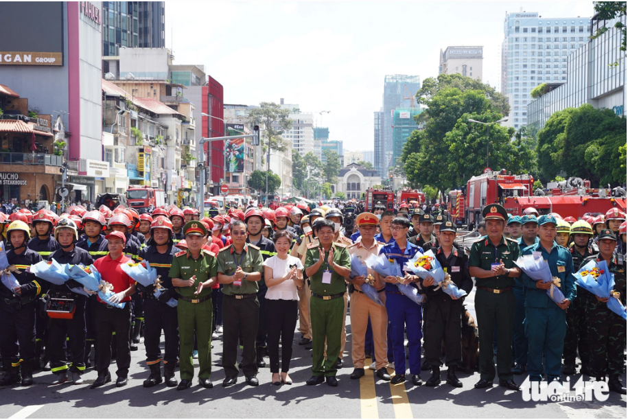 Major General Nguyen Thanh Huong, deputy director of the Ho Chi Minh City Police, Major General Le Xuan The, deputy head of the High Command of Ho Chi Minh City, representatives of departments and agencies, and thousands of firefighters and residents in the city join the fire drill.
