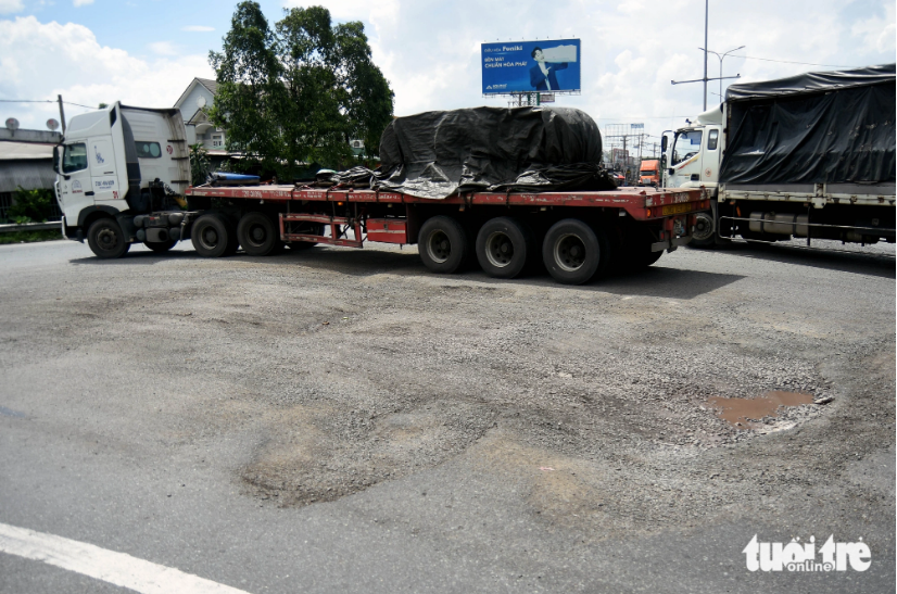 The surface of a National Highway 51 section close to the Ho Chi Minh City-Long Thanh-Dau Giay Expressway is subsided and littered with potholes, posing a high risk of traffic accidents. Photo: A Loc / Tuoi Tre