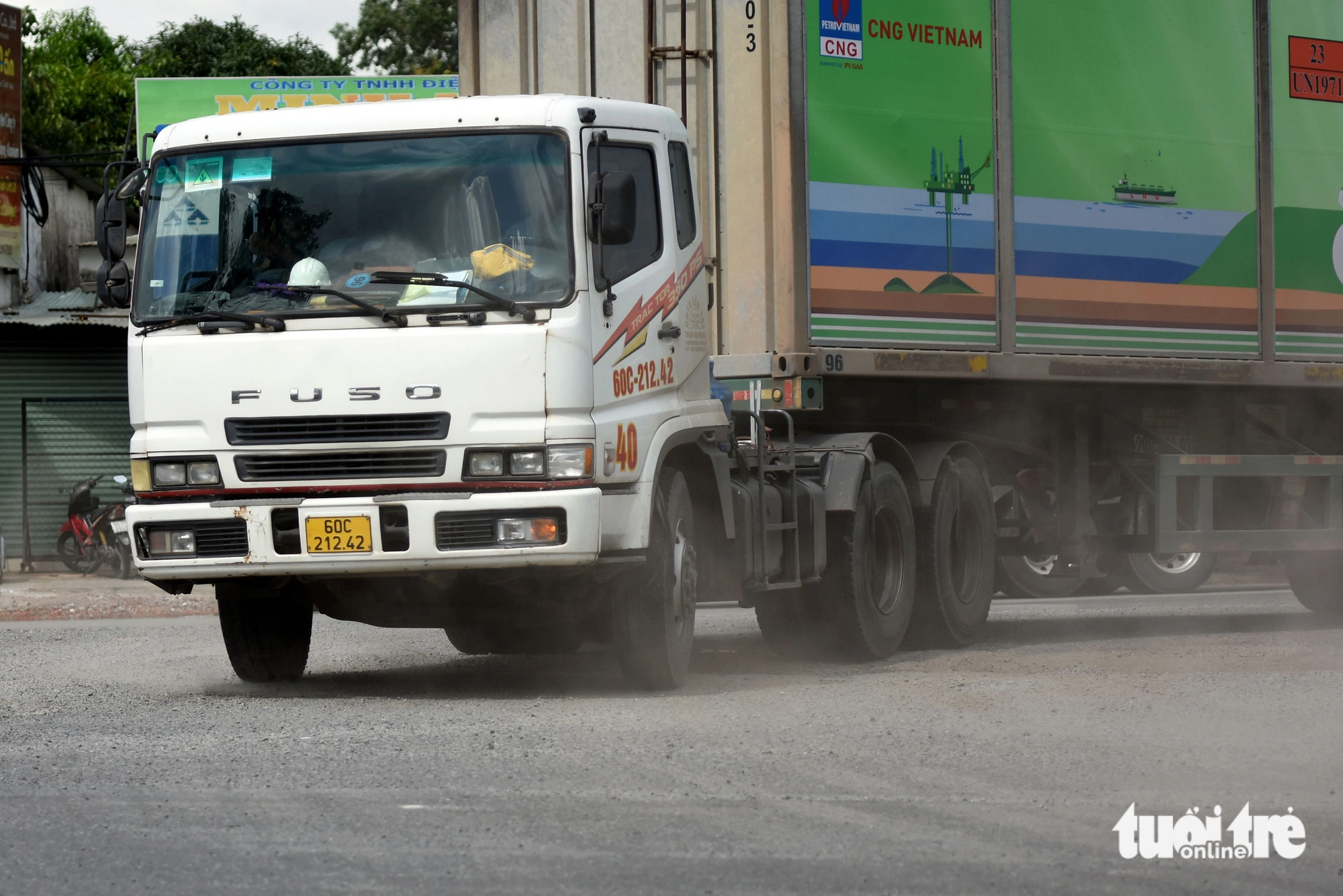 Crushed stones are seen on the national highway surface. Photo: A Loc / Tuoi Tre