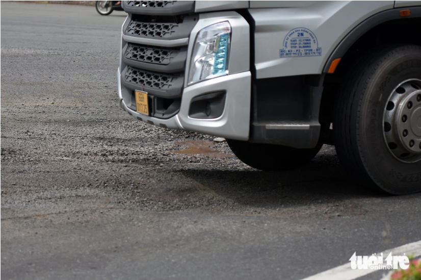 Potholes put vehicles in danger. Photo: A Loc / Tuoi Tre