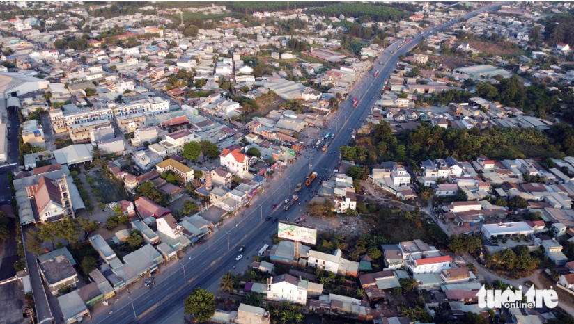 The road surface is full of crushed stones and soil as it has not been maintained for a long time. Photo: A Loc / Tuoi Tre