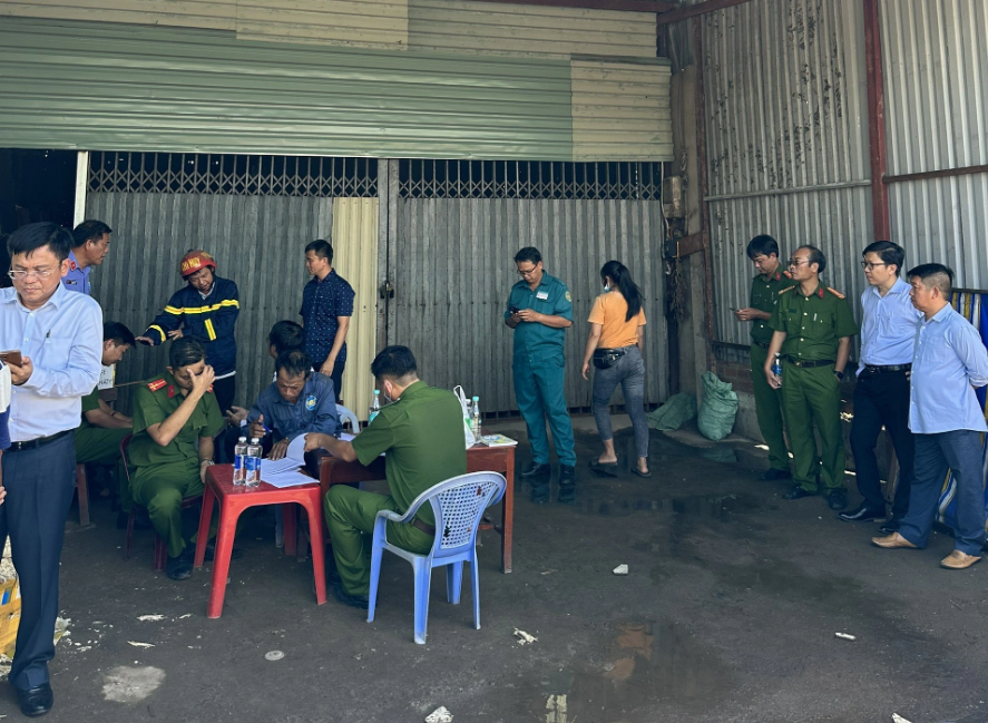Police officers are working with some eyewitnesses for a probe into a deadly incident at a culvert in Binh Chanh District, Ho Chi Minh City. Photo: Supplied