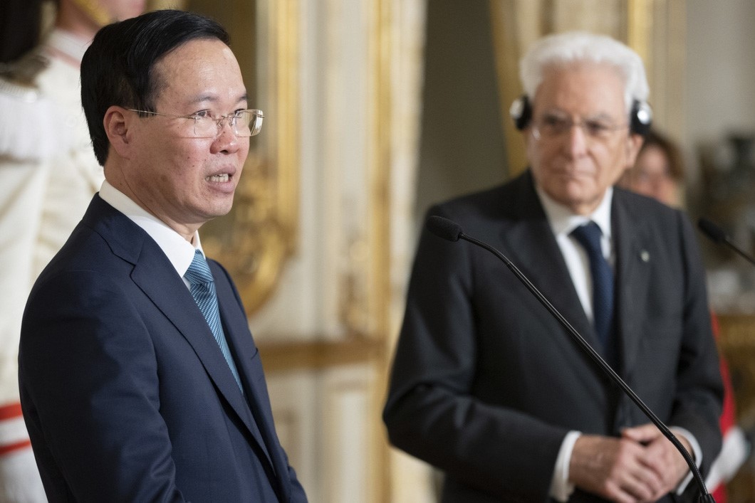 Vietnamese State President Vo Van Thuong (L) announces the results of the talks between him and Italian President Sergio Mattarella at the press briefing. Photo: The Quirinale Palace