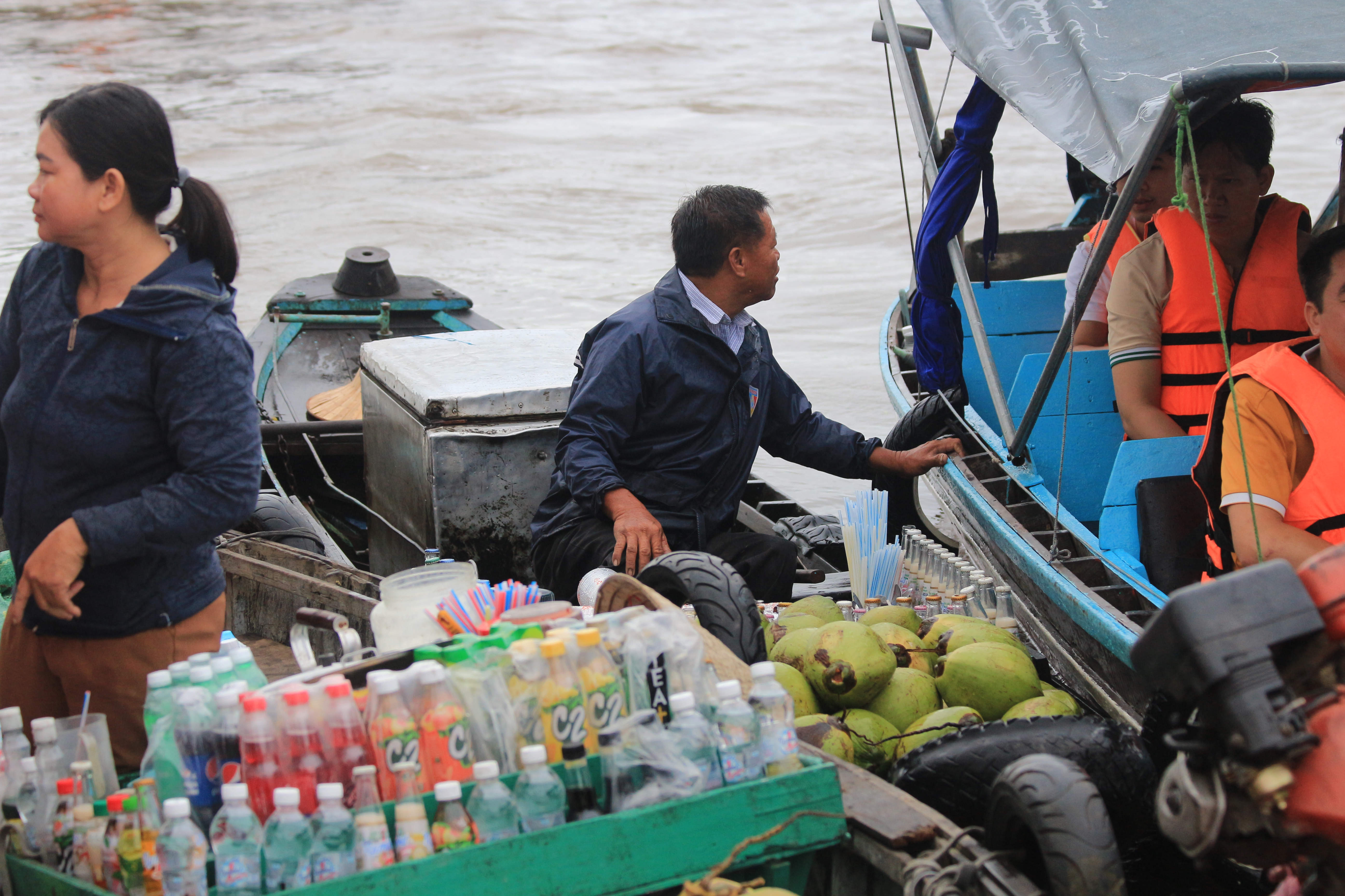 A man asks tourists to buy beverages while they are visiting the Cai Rang Floating Market in Can Tho City, southern Vietnam. Photo: Ray Kuschert / Tuoi Tre News