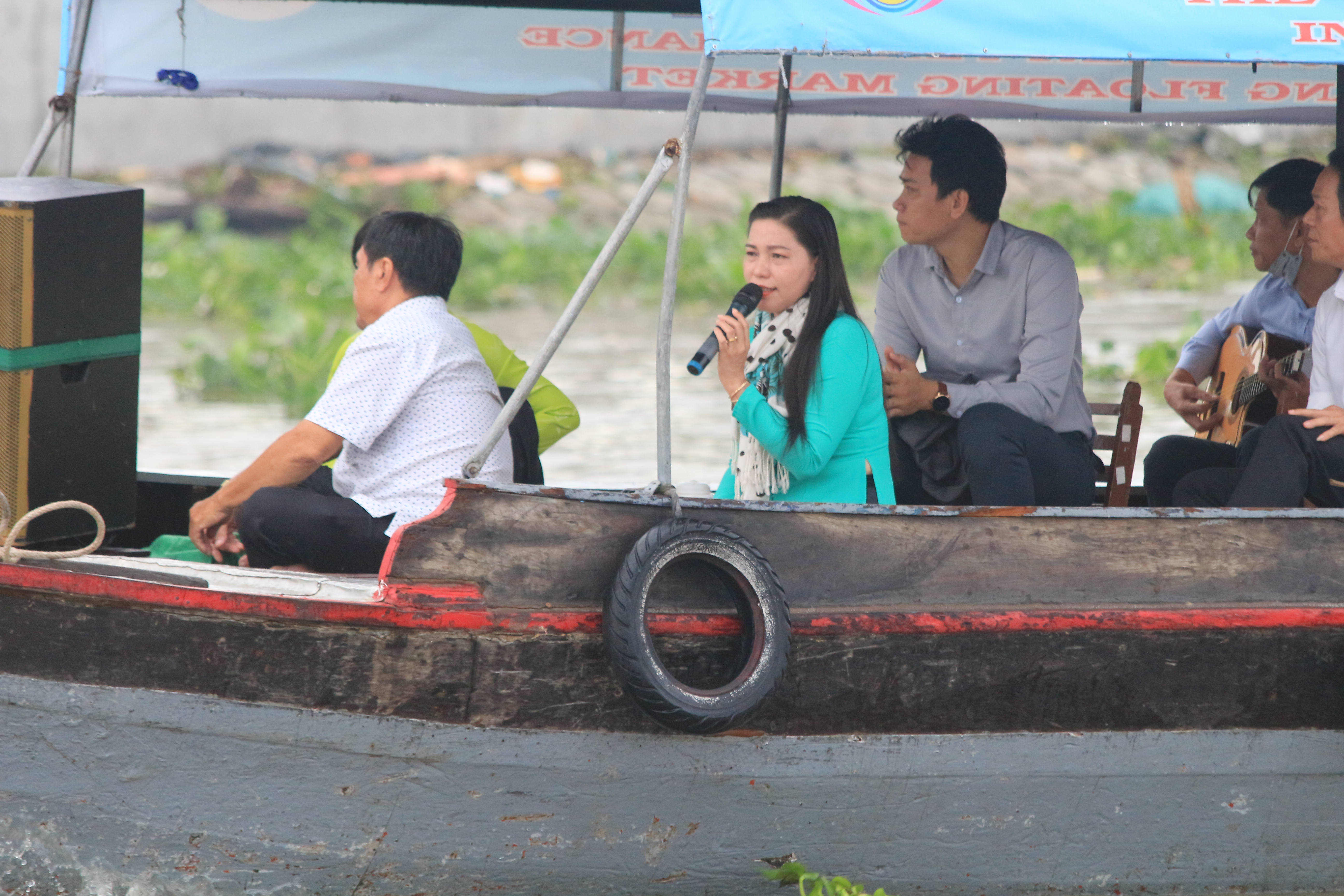 A singer performs for tourists to the Cai Rang Floating Market in Can Tho City, southern Vietnam. Photo: Ray Kuschert / Tuoi Tre News