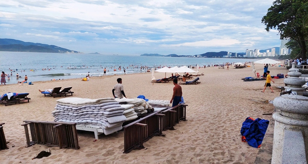 As per the regulation set by the Nha Trang City People’s Committee, hotels and rental service providers must pick up parasols and chairs, and tidy up beaches after 4:00 pm each day to return the beach space to the community. Photo: Phan Song Ngan / Tuoi Tre
