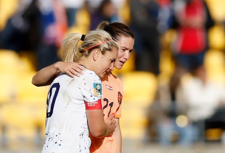 Soccer Football - FIFA Women's World Cup Australia and New Zealand 2023 - Group E - United States v Netherlands - Wellington Regional Stadium, Wellington, New Zealand - July 27, 2023 Lindsey Horan of the U.S. with Netherlands' Damaris Egurrola after the match. Photo: Reuters