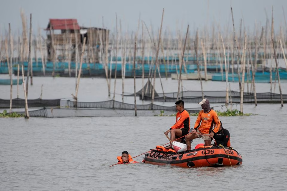Members of the Philippine Coast Guard search for victims of the capsized passenger boat M/B Princess Aya, in the waters of Binangonan, Rizal province, Philippines, July 28, 2023. Photo: Reuters