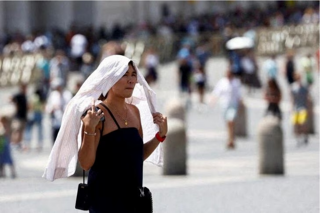 A woman walks during a heatwave across Italy, in Vatican City, July 19, 2023. Photo: Reuters