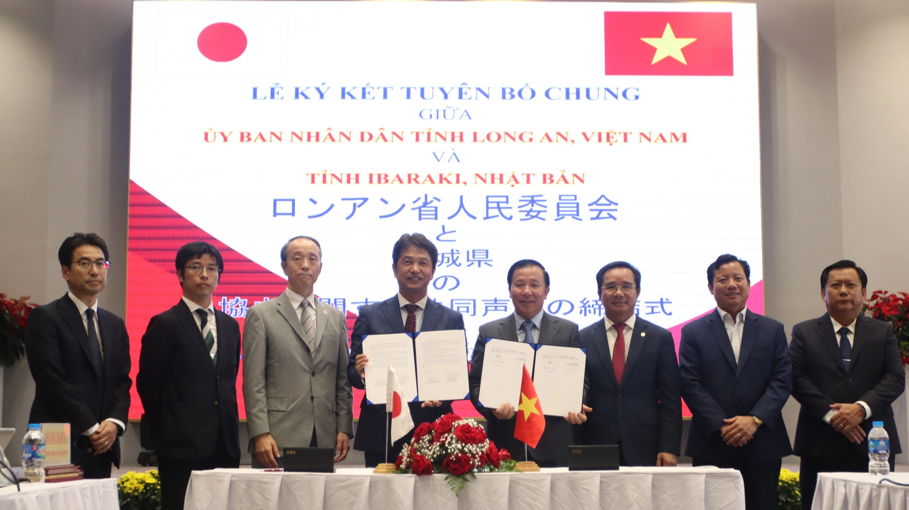Officials of Long An Province and Ibaraki prefecture sign a joint statement to enhance their relations, July 28, 2023. Photo: An Long / Tuoi Tre