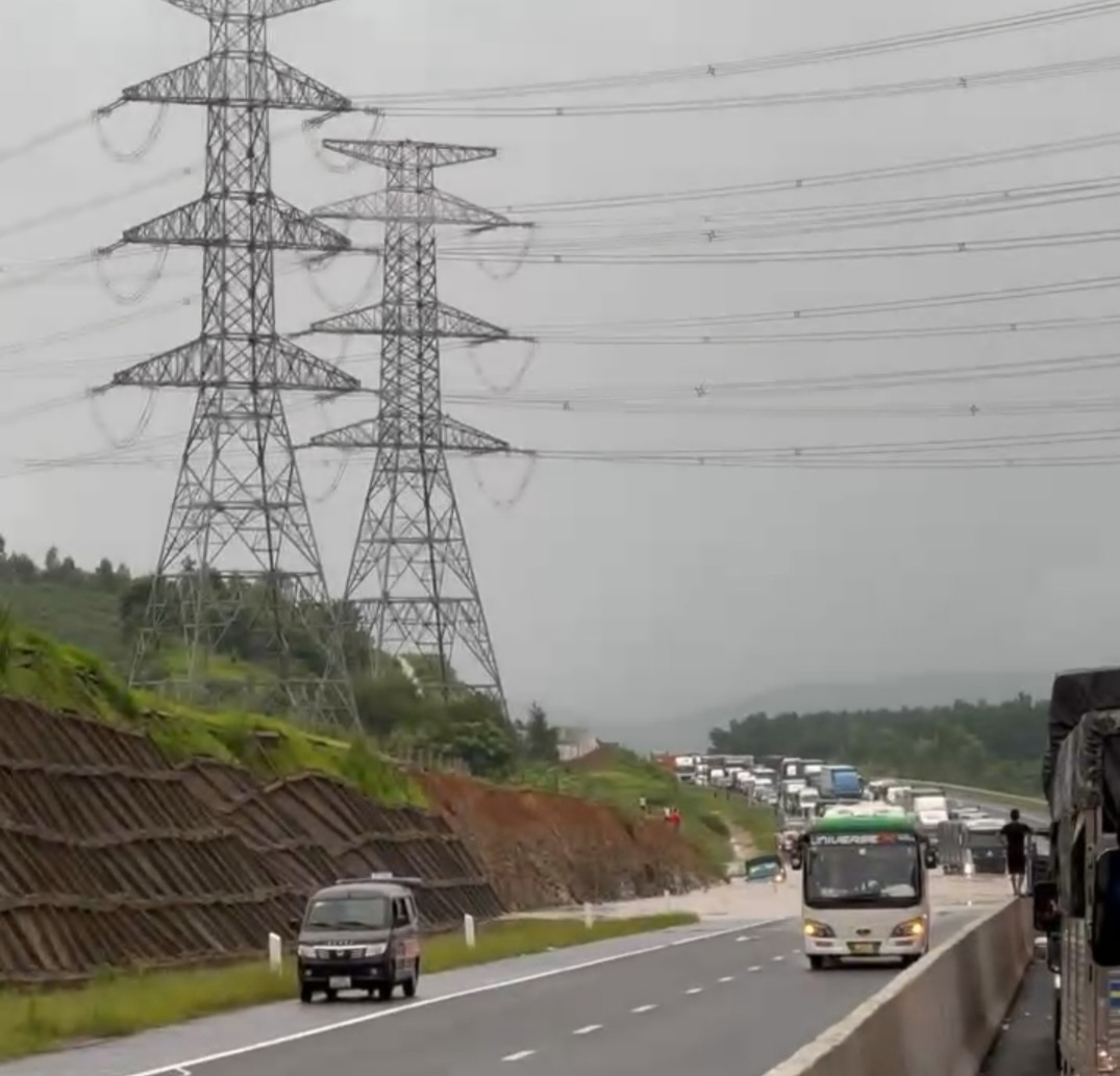 Vehicles are stranded as torrential rain causes flooding on a section of the Phan Thiet-Dau Giay Expressway in Binh Thuan Province, south-central Vietnam, July 29, 2023. Photo: Mai Thuc / Tuoi Tre